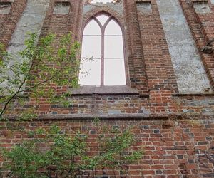 Ta malutka wieś powstała w XIV wieku. Skrywa ruiny gotyckiej świątyni