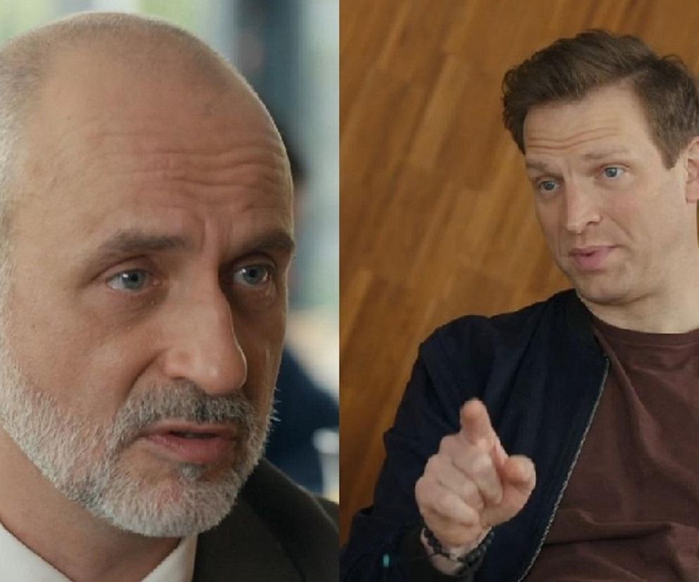 Kornel (Jakub Bohosiewicz) w szarym garniturze i Łukasz (Michał Rolnicki) w brązowej koszulce oraz granatowej kurtce spoglądają na siebie, Łukasz wskazuje palcem. Aktorzy z serialu Barwy szczęścia w odcinku 3249, o którym przeczytasz więcej na Super Seriale.