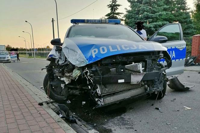 Pościg w Sieradzu. Uciekinier staranował radiowóz