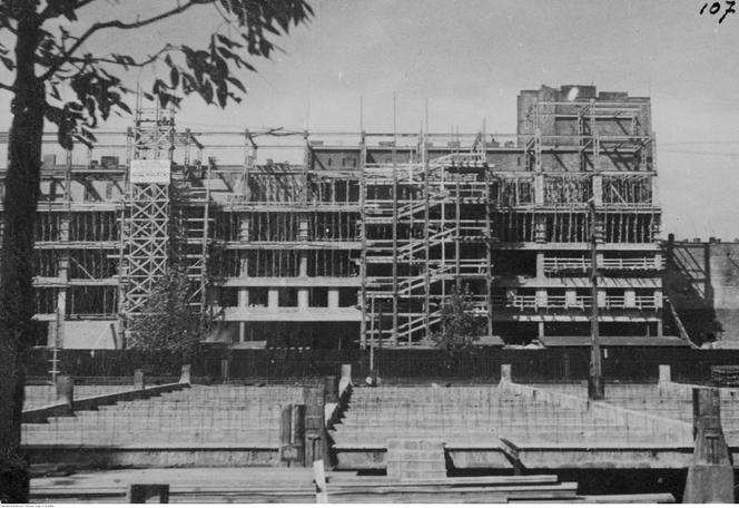 Budowa Centralnego Dworca Pocztowego w Warszawie na rogu Alej Jerozolimskich i ulicy Żelaznej - widok budynku podczas budowy.