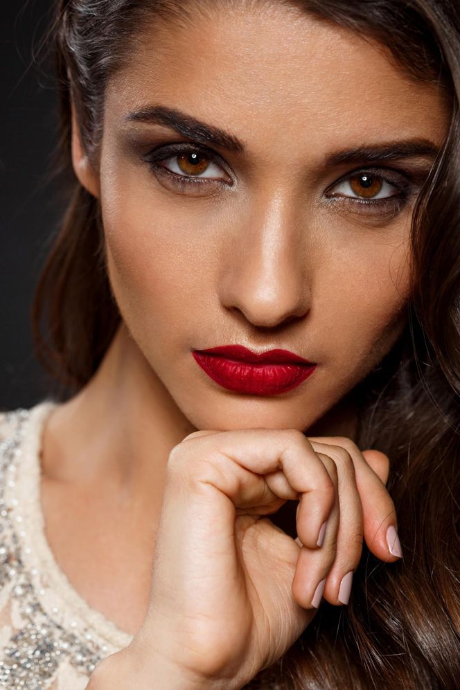 Jesienne trendy w makijażu. Te kolory na ustach i powiekach będą świetnym dopełnieniem ciepłej garderoby