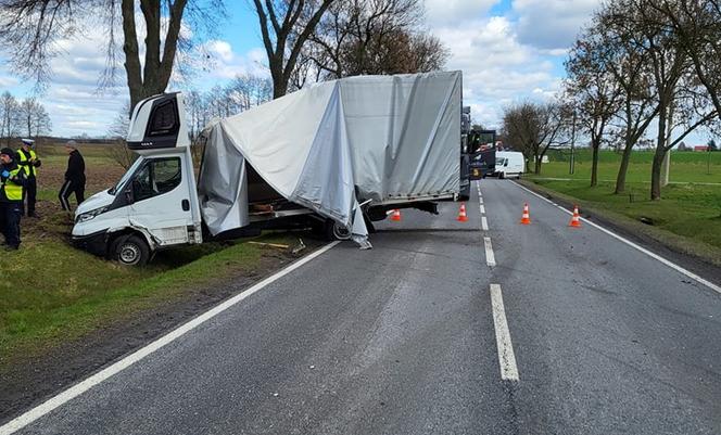 Śmiertelny wypadek pod Skierniewicami! 31-latek bez szans w zderzeniu z dostawczakiem [ZDJĘCIA]