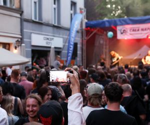 Hałas Miasta 2025 w Gliwicach. Zenek Kupatasa i Wiewiórka Na Drzewie na scenie