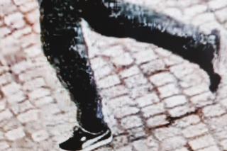 Zniszczył fasadę synagogi we Wrocławiu. Policja publikuje nagranie z monitoringu. Rozpoznajesz go?