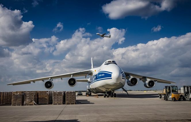 Rosyjski AN-124-100 firmy Volga-Dnepr