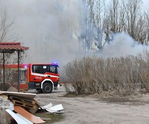 Pożar pustostanów przy ul. Grudziądzkiej w Toruniu. To nie pierwszy raz!