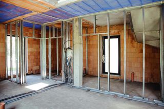 Ściankę działową z płyt g-k możesz zbudować sam. Jak uniknąć błędów? Praktyczny poradnik budowy