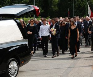 Tak wygląda grób matki Morawickiego, morze kwiatów