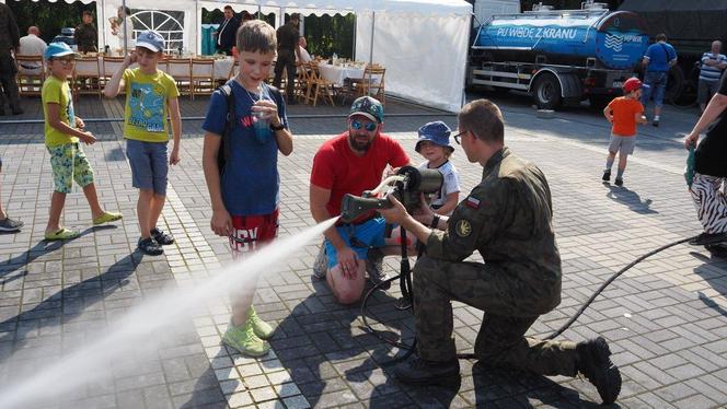 Kopiec Wyzwolenia w Piekarach Śląskich pełen sprzętu wojskowego. Piknik militarny z okazji Święta Wojska Polskiego