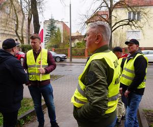 Protest rolników 4 kwietnia w Olsztynie. Strajkujący zostawili ministrowi Kulaskowi butelkę z nawozem