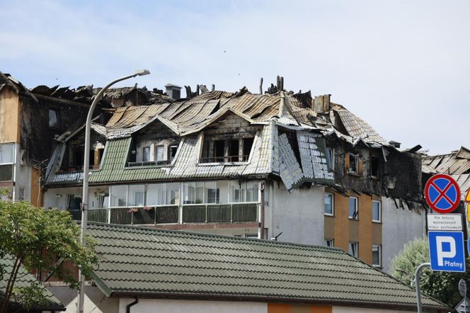 Blok przy ul. Powstańców w Ząbkach po pożarze