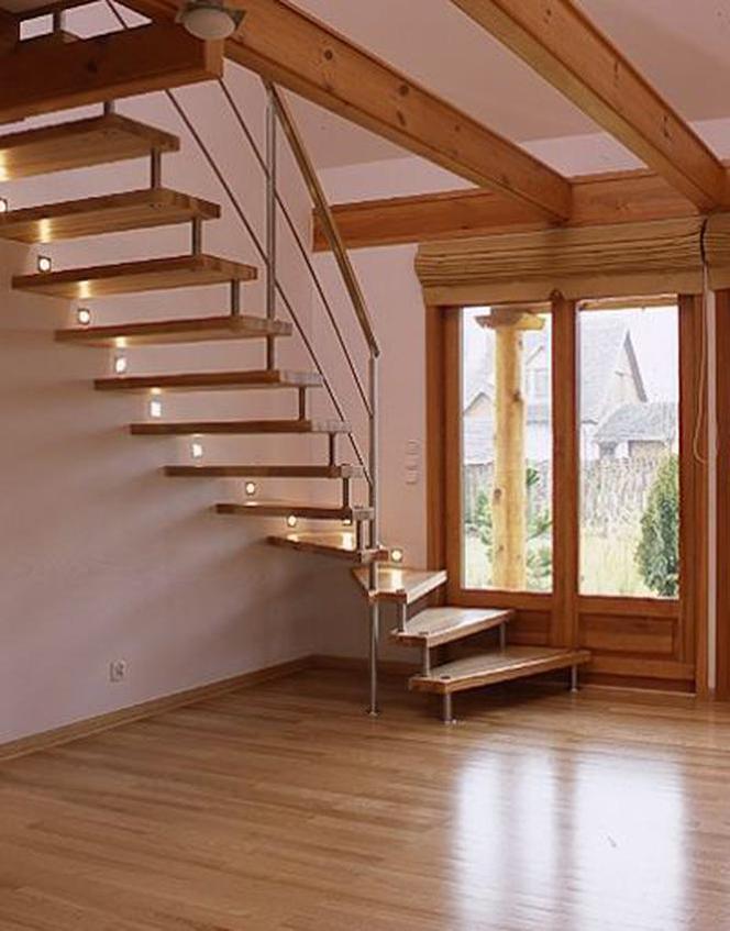 Jak oświetlić schody i klatkę schodową? Trzy superpomysły