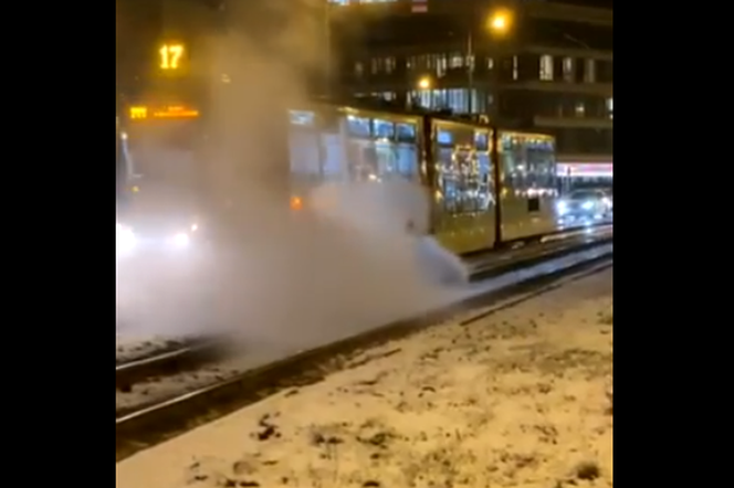 Poznań: Spod tramwaju zaczął wydobywać się dym! Musieliśmy uciekać