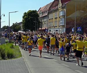 Przemarsz kibiców Stali Gorzów przed meczem z Falubazem Zielona Góra