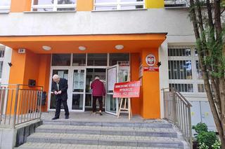 Krakowianie stoją w kolejkach do urn wyborczych. Frekwencja robi wrażenie!