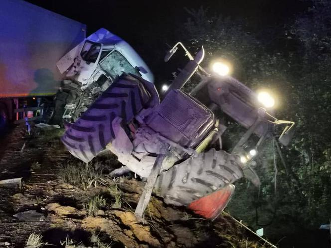 Wypadek na DK94 w Dąbrowie Górniczej. Ciężarówka zderzyła się z traktorem. Wyglądało to dramatycznie [ZDJĘCIA]