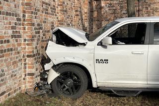 Luksusowe auto uderzyło w mur Cmentarza Powązkowskiego. Kierowca poszukiwany