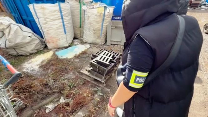 Złodziej włazów wpadł na gorącym uczynku! Koniec "złotego interesu"