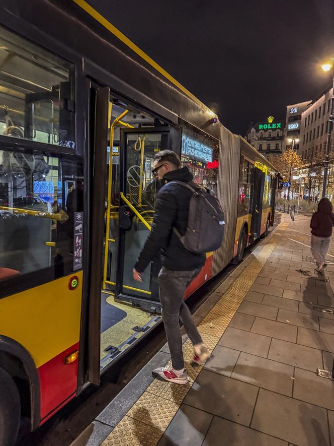 Łukasz Mejza jeździ autobusem