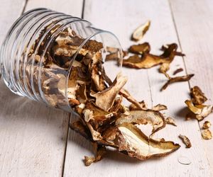 Nie piekarnik ani sznurek. Grzyby suszę w ten prosty i błyskawiczny sposób 