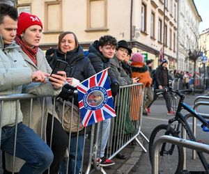 Krakowianie czekający na króla Karola III