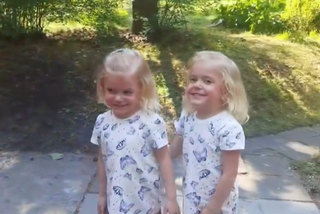 M jak miłość. Emilka (Julia Kempka) i Zuzia (Marcelina Kempka) 