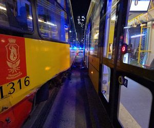 Groźny wypadek w Warszawie. Samochód i dwa tramwaje rozbite. Jeden z nich się wykoleił