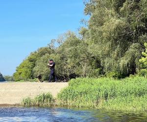 Działania służb na Wiśle w Toruniu. Straż, policja, strażnicy miejscy i grupa poszukiwawcza w akcji