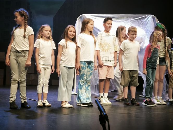 Spektakl na zakończenie warsztatów teatralnych w Teatrze Miejskim w Lesznie