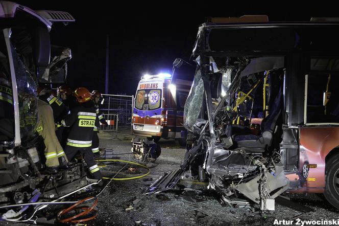 Czołówka dwóch autobusów! Są ranni