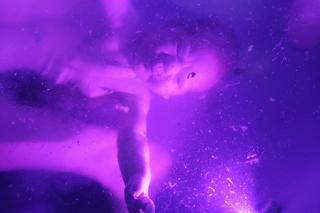 Położna pokazała zdjęcia z porodu w wodzie i wywołała falę komentarzy