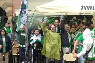 Gorąco przed finałem Ligii Konferencji we Wrocławiu. Tysiące kibiców na Rynku 