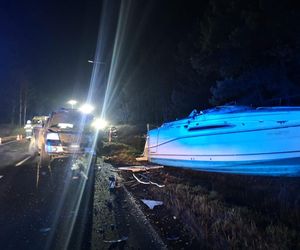 Motorówka spadła z przyczepy i uderzyła w auto pod Bydgoszczą! Zginęli dwaj mężczyźni 