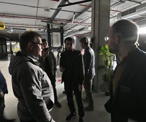 Komornicy na Modlińskiej. Nerwowe starcie przy hali na Białołęce. Ostry konflikt kupców z zarządcą hali