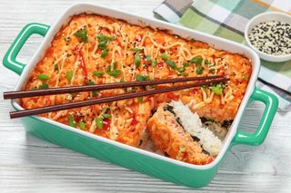 Sushi w całkowicie innej odsłonie. Ta zapiekanka podbiła internet