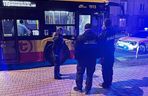 Nieznany sprawca ostrzelał autobus miejski. Celował w kierowcę: „oddał trzy strzały”. Dramatyczny opis