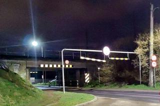 Tychy: Próbował przewieźć wiadukt. Poległ