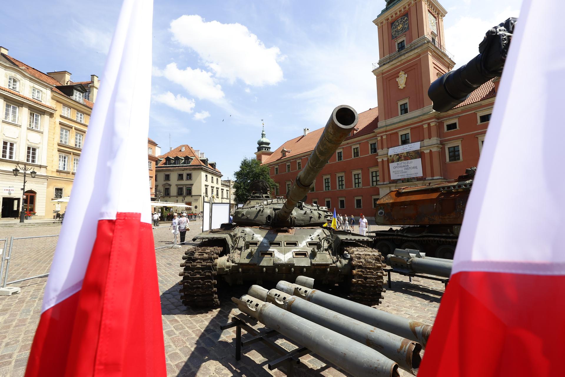 Rosyjskie czołgi w Warszawie! Pancerne bestie straszą na Placu Zamkowym