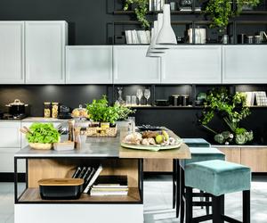 Kolorowa ściana w kuchni – biało na czarnym