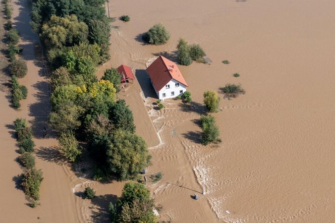 Opolskie. Powódź w Lewinie Brzeskim. 90 procent miasta zostało zalane [ZDJĘCIA].