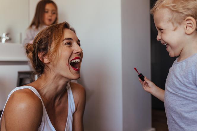 Malowanie się przy dziecku jest możliwe. Te kosmetyki są szybkie w użyciu i dziecoodporne