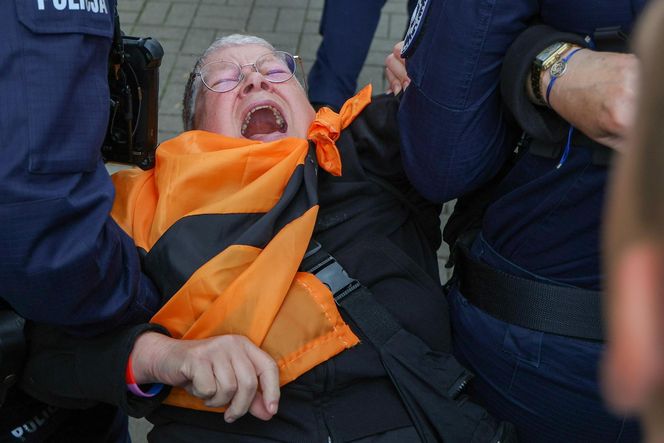 Aktywistka Katarzyna Augustynek zatrzymana przez policję podczas kontrmanifestacji na trasie pikiety przeciwko imigracji