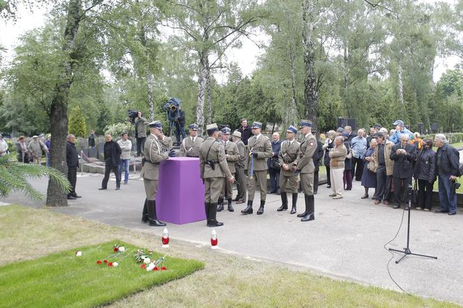 pierwsze zdjęcia z powązek - przed pogrzebem