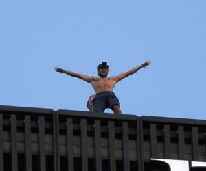 Wdrapał się na szczyt wieżowca w Warszawie