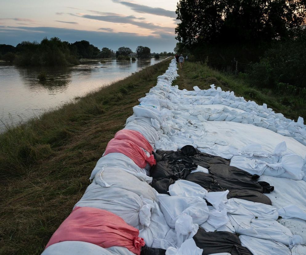 Trwa umacnianie wałów w Brzegu Dolnym. Mieszkańcy stają na rzęsach, by miasto nie znalazło się pod wodą!