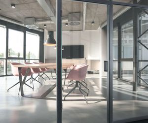 Drzwi wejściowe i wewnętrzne – najważniejsze kryteria wyboru
