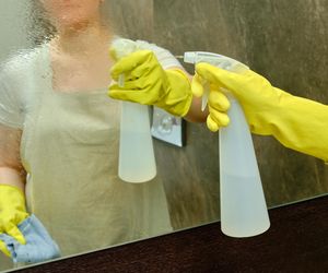 Wyrzuć płyn do szyb do kosza. Wymieszaj 1 łyżeczkę z wodą i spryskaj lustra, a odciski i tłuste plamy znikną od razu. Sposób na odciski palców na lustrze 