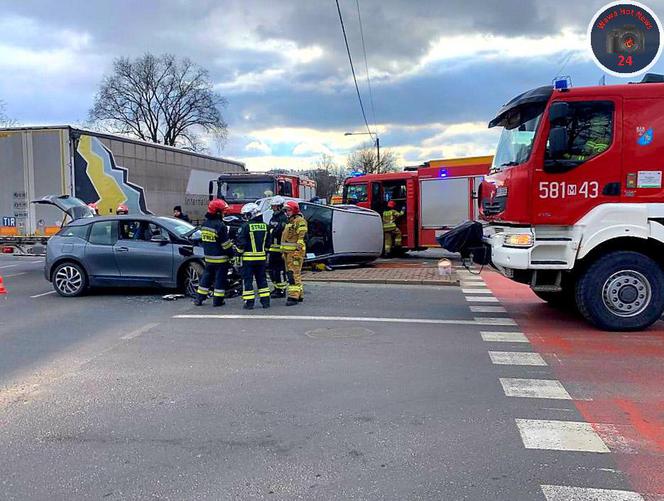 Fatalny wypadek w Pruszkowie. BMW roztrzaskane, ford na boku