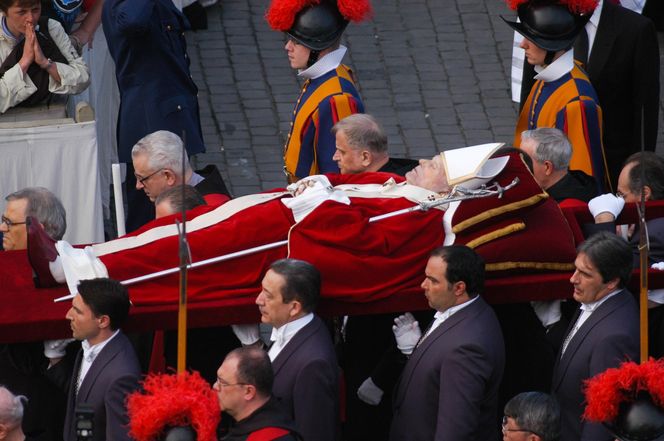 Tak wyglądał pogrzeb Jana Pawła II w Watykanie