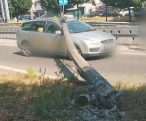 Kraków. Latarnia spadła na przejeżdżający samochód. Chwilę wcześniej doszło tam do wypadku [ZDJĘCIA]